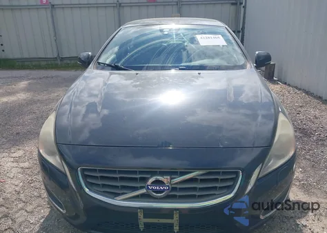 2013 Volvo S60 T5/T5 Platinum/T5 Premier/T5 Premier Plus z USA, uszkodzony, nr VIN YV1612FS6D2181783